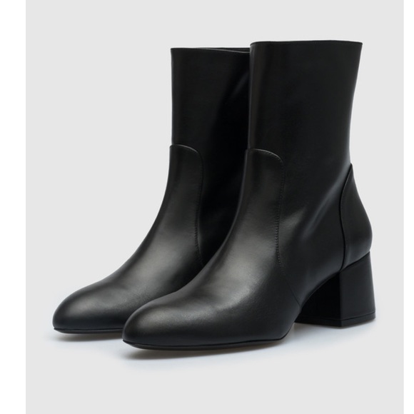 STUART WEITZMAN
'FLAREBLOCK' HEELED ANKLE BOOTS
$609.00 black soft Leather 8.5 - Picture 3 of 14